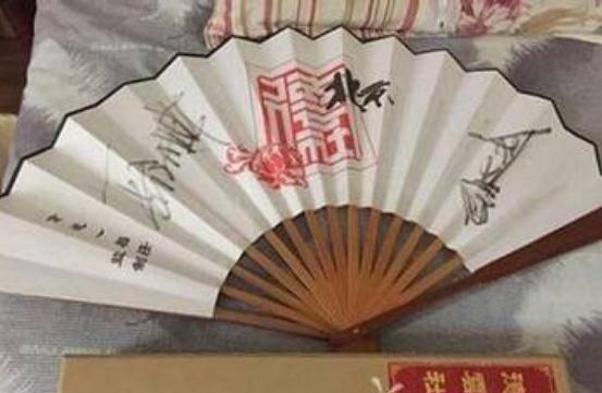 岳云鹏一把破纸扇子竟然饭店服务员赔了3000元